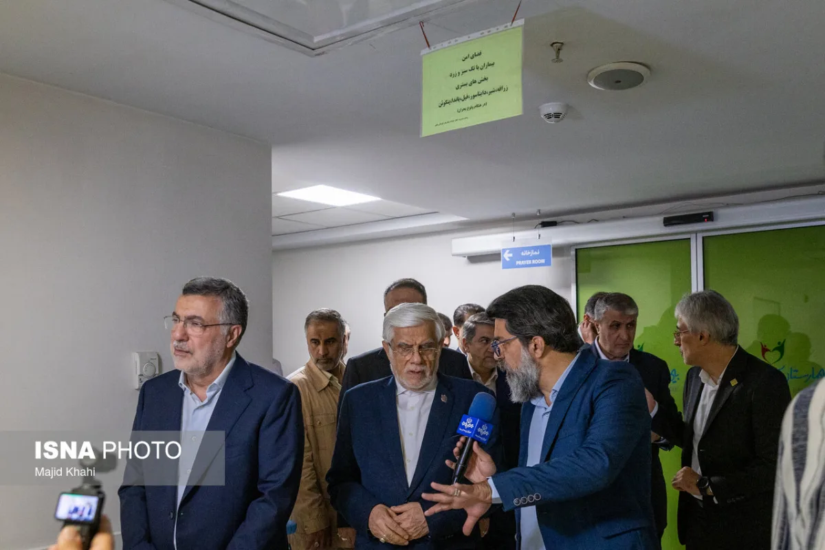 محمدرضا عارف معاون اول رئیس جمهور و محمد رضا ظفرقندی، وزیر بهداشت در مراسم افتتاح اولین مرکز تشخیص و درمان سرطان کودکان
