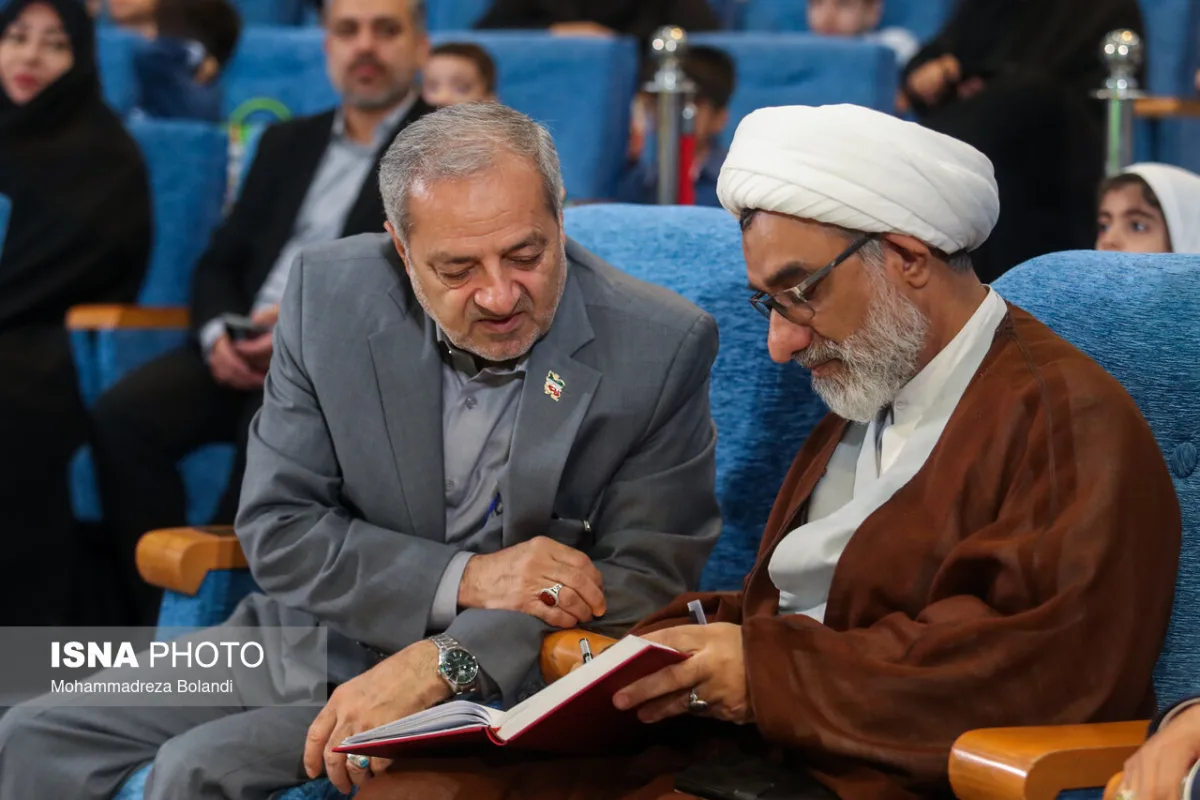 علیرضا کاظمی، وزیر آموزش و پرورش و عبدالحسین خسرو پناه، دبیر شورای عالی انقلاب فرهنگی در آیین جشن غنچه‌ها