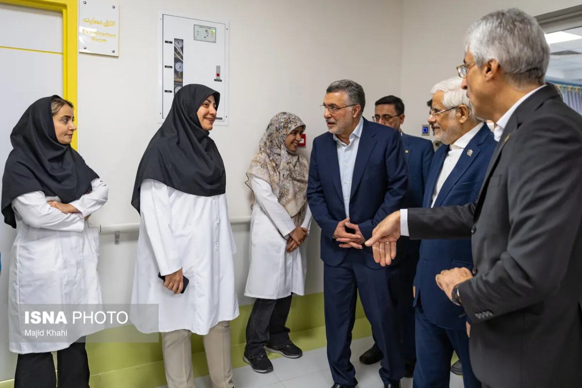 محمدرضا عارف معاون اول رئیس جمهور و محمد رضا ظفرقندی، وزیر بهداشت در مراسم افتتاح اولین مرکز تشخیص و درمان سرطان کودکان