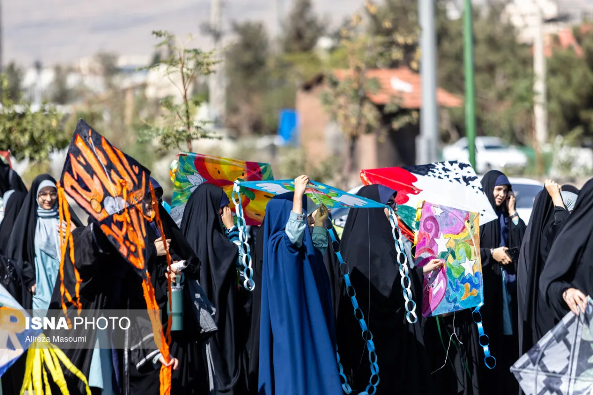 پرواز بادبادک ها به یاد کودکان میناب