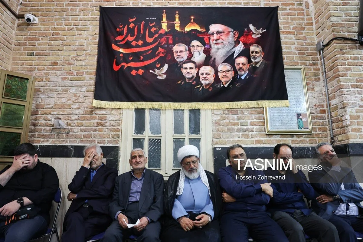 تصاویر مراسم یادبود مسئول دفتر نظامی رهبر شهید؛ از حضور جانشین قاآنی بدون لباس نظامی تا حسین شریعتمداری/ سردار مقدم فر هم بود/ پویانفر هم مداحی کرد