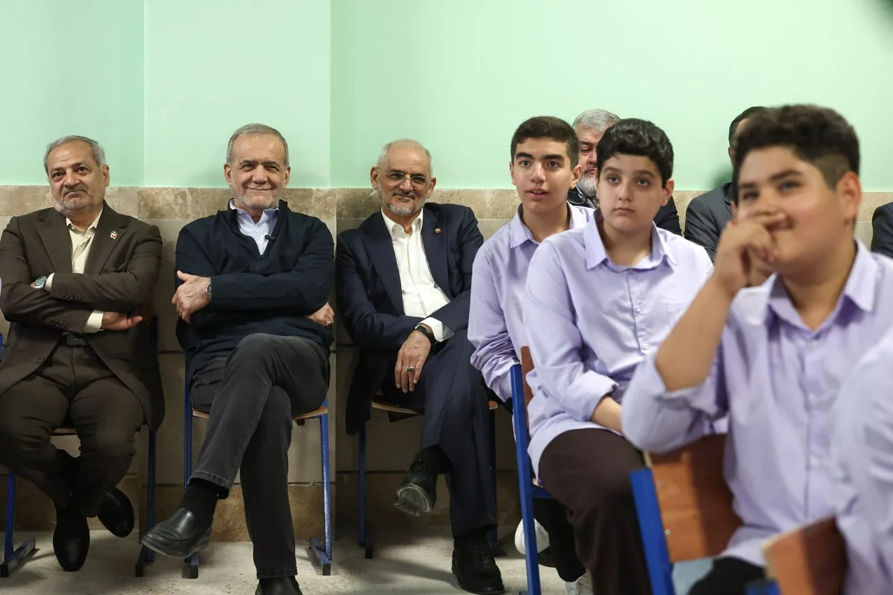 پزشکیان پشت نیمکت‌های مدرسه/ رئیس‌جمهور پای درس دانش‌آموزان نشست + تصاویر