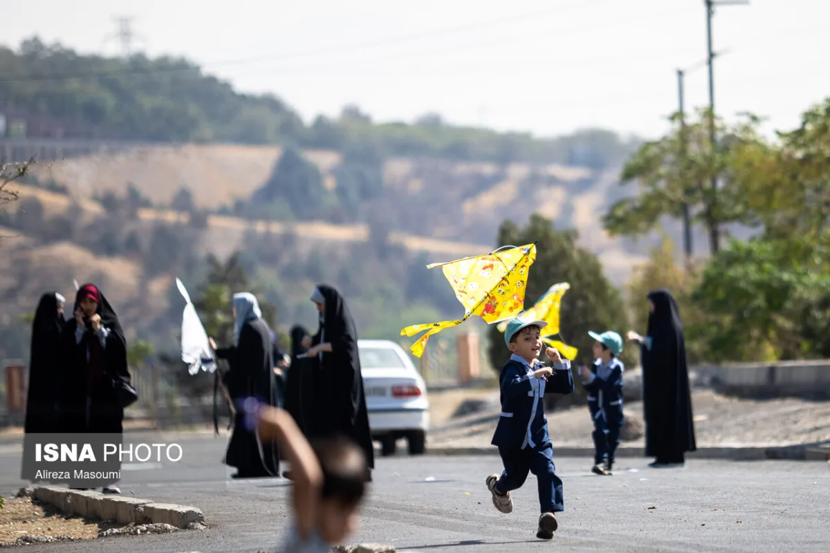 پرواز بادبادک ها به یاد کودکان میناب