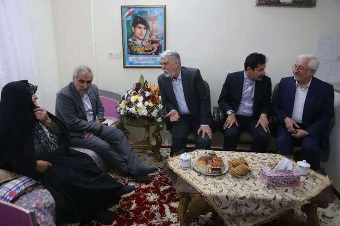 وزیر فرهنگ با خانواده شهید «احمد گریوانی» در بجنورد دیدار کرد