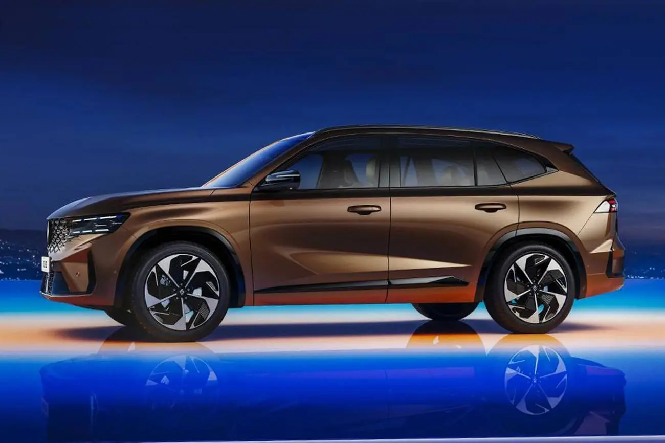 خودرو رنو گرند کولئوس (Renault Grand Koleos) با رنگ قهوهای متالیک در نمای جانبی