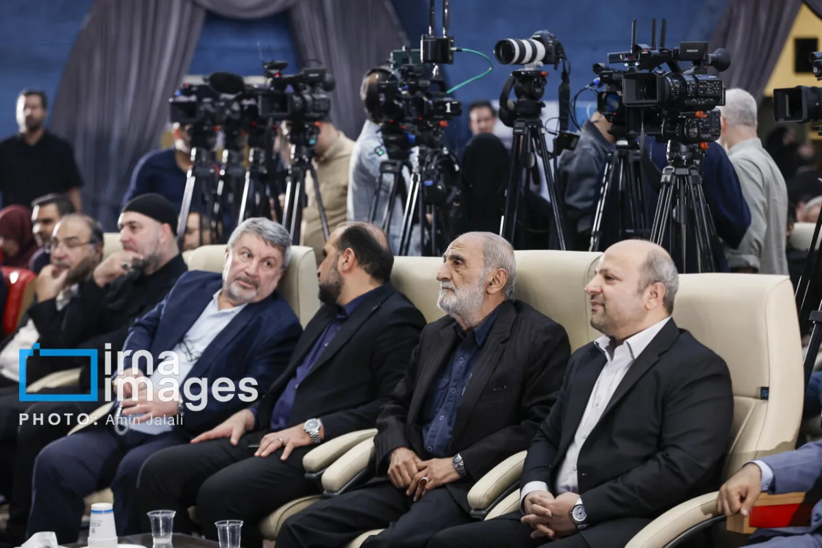 طائب و شریعتمداری و معاون پزشکیان در اختتامیه جشنواره رسانهای «ابوذر»/ داماد حدادعادل و وحید جلیلی هم بودند/ سپاهیان کوچک در آغوش حسین طائب + تصاویر