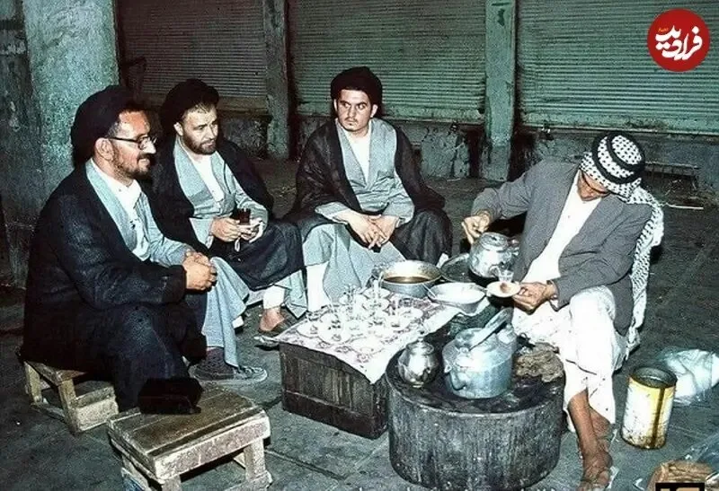 سیداحمد خمینی و سیدحسین خمینی در قهوهخانهای در نجف؛ سال ۵۶ / عکس
