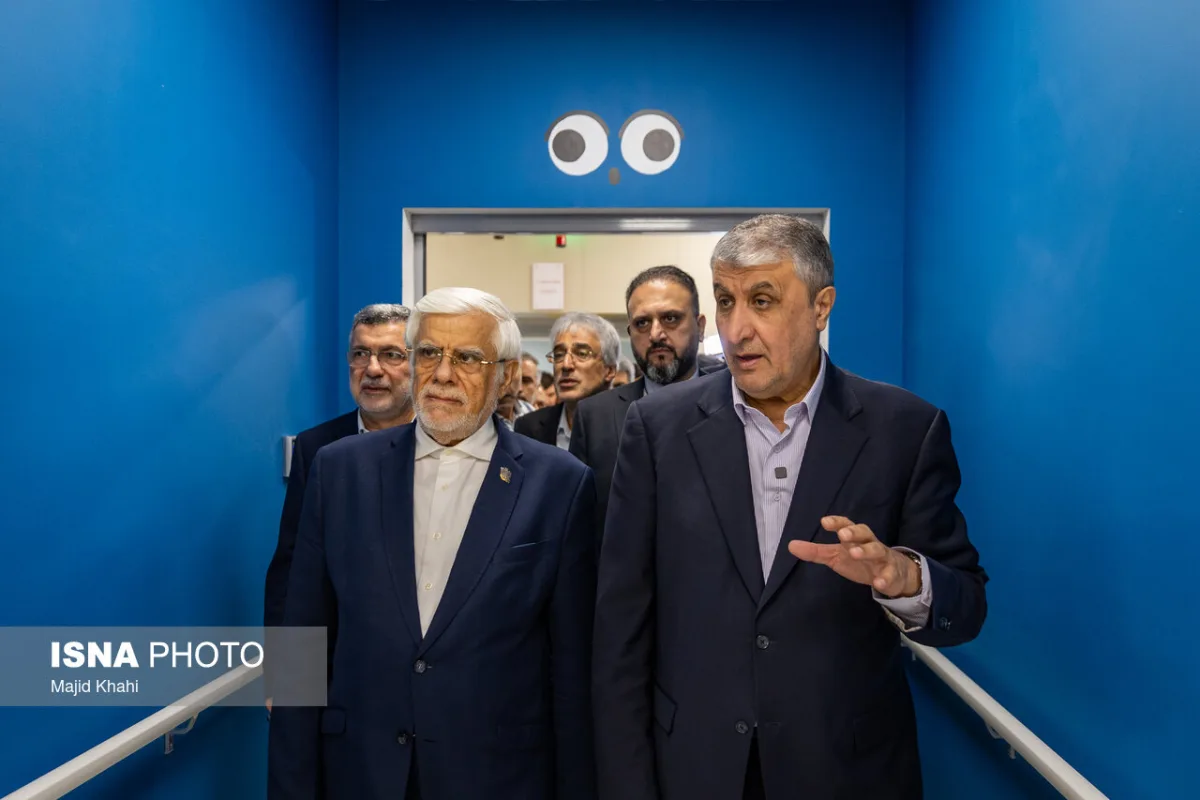 محمد اسلامی، رئیس سازمان انرژی اتمی، محمدرضا عارف معاون اول رئیس جمهور و محمد رضا ظفرقندی، وزیر بهداشت در مراسم افتتاح اولین مرکز تشخیص و درمان سرطان کودکان