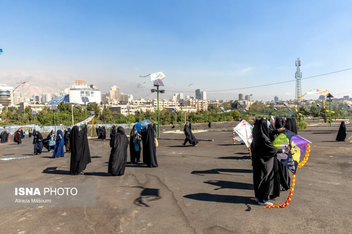 پرواز بادبادک ها به یاد کودکان میناب