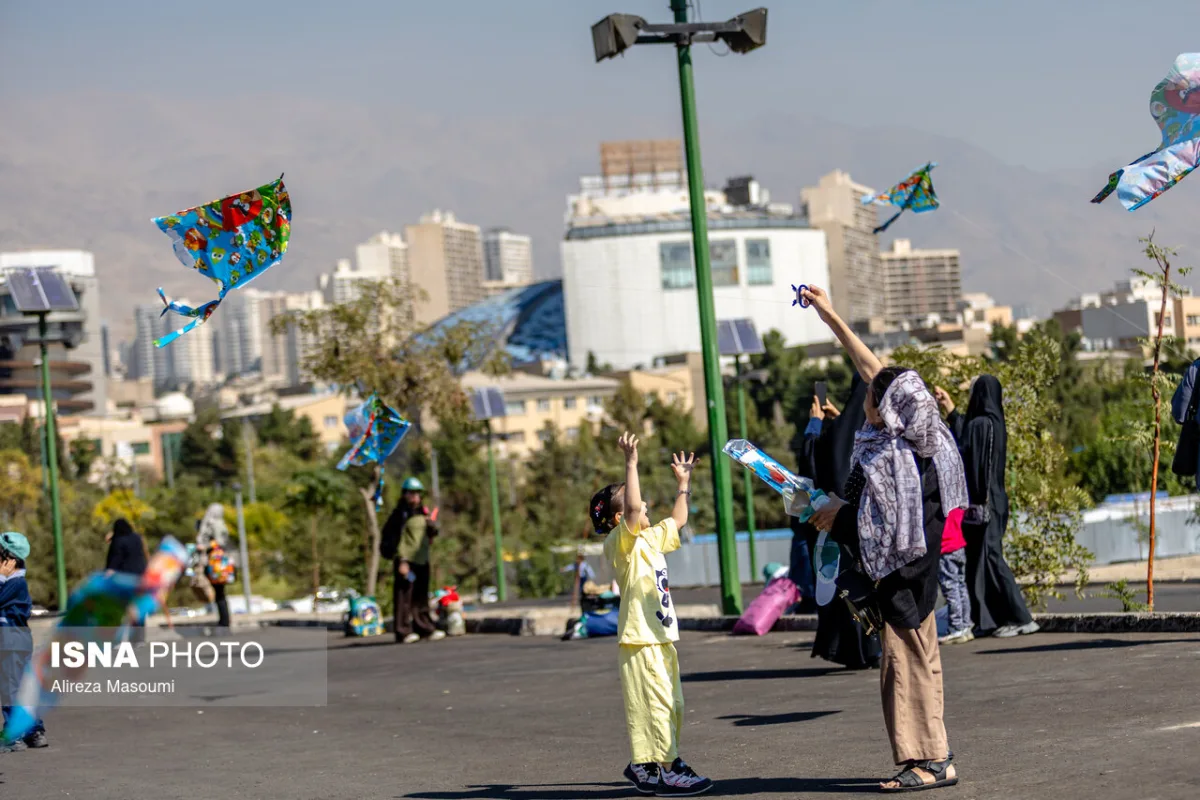 پرواز بادبادک ها به یاد کودکان میناب
