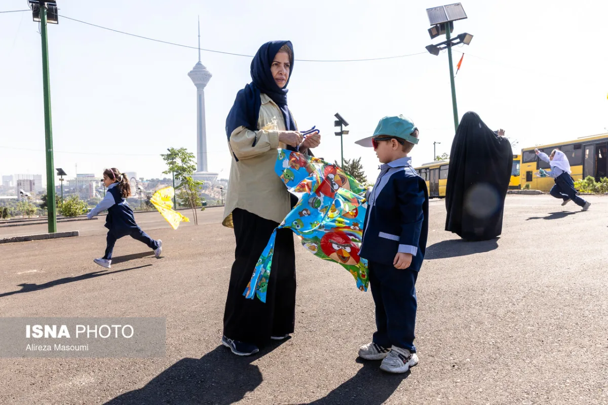 پرواز بادبادک ها به یاد کودکان میناب