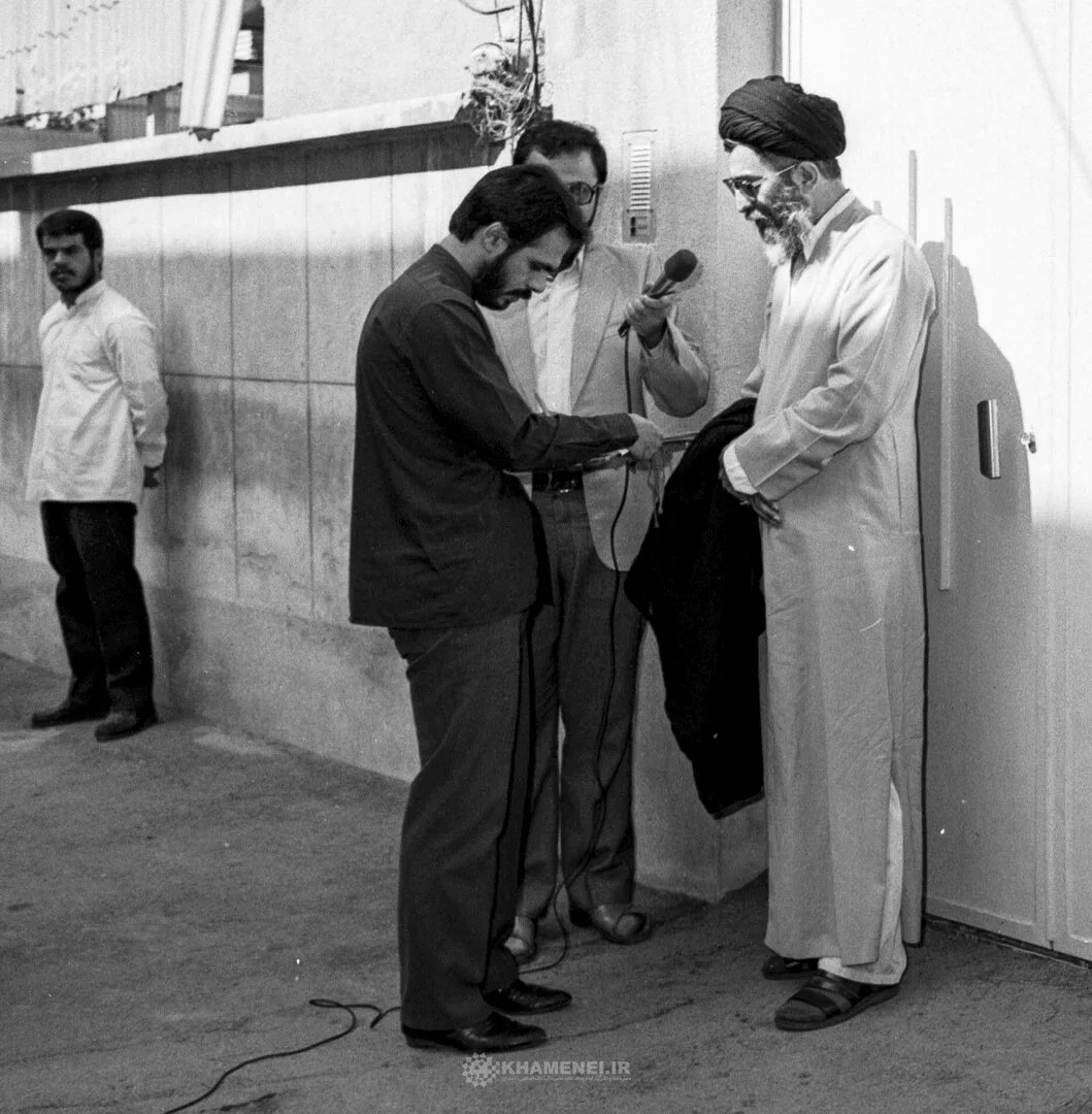 تصاویری از رهبر شهید انقلاب مقابل منزل مسکونیشان در جریان مراجعه مأموران سرشماری
