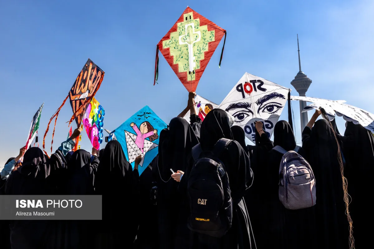 پرواز بادبادک ها به یاد کودکان میناب