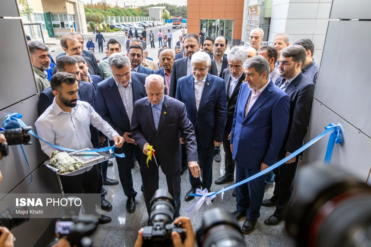 محمدرضا عارف معاون اول رئیس جمهور و محمد رضا ظفرقندی، وزیر بهداشت در مراسم افتتاح اولین مرکز تشخیص و درمان سرطان کودکان