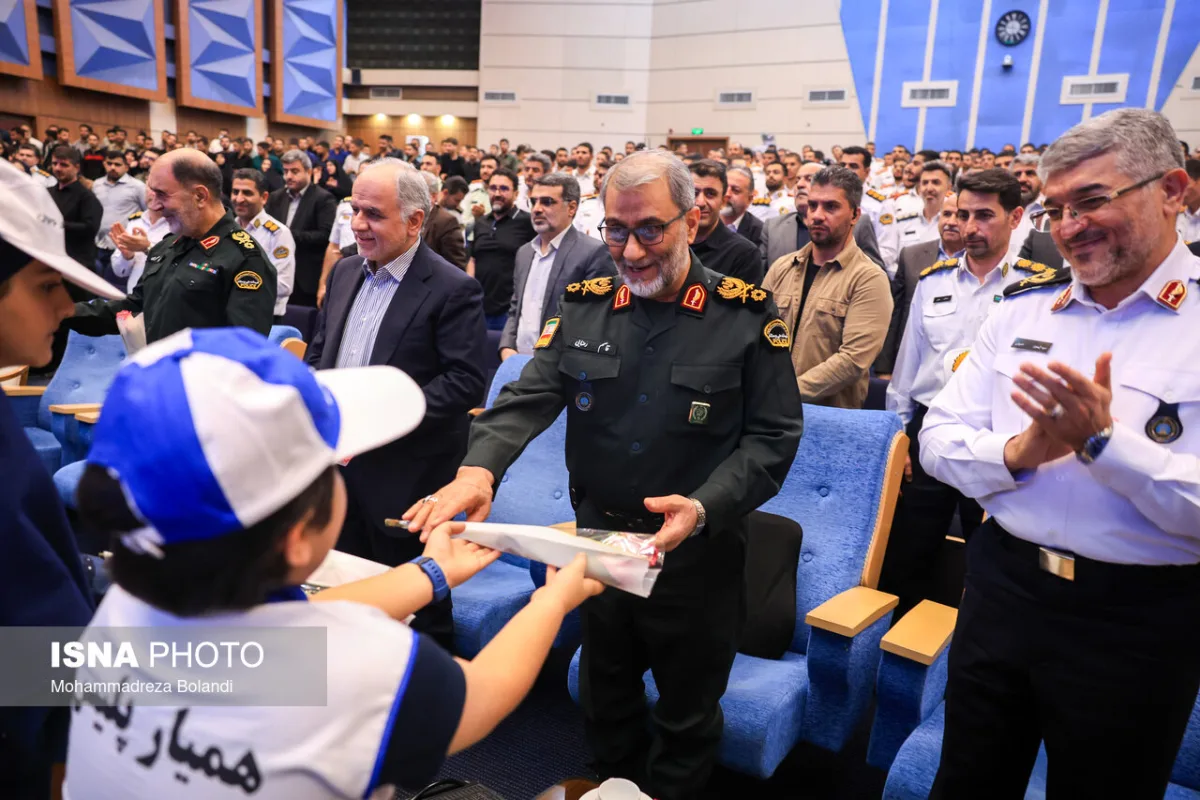 سردار سید تیمور حسینی، رییس پلیس راهور و سردار قاسم رضایی، جانشین فراجا درهمایش تجلیل از نمونه‌های ترافیکی و برترین‌های پلیس راهور فراجا