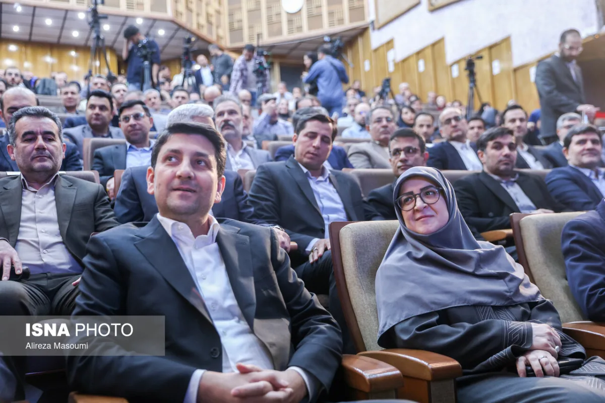 ستار هاشمی، وزیر ارتباطات و فنآوری اطلاعات و فاطمه مهاجرانی، سخنگوی دولت در مراسم افتتاحیه هفته جهانی فضا