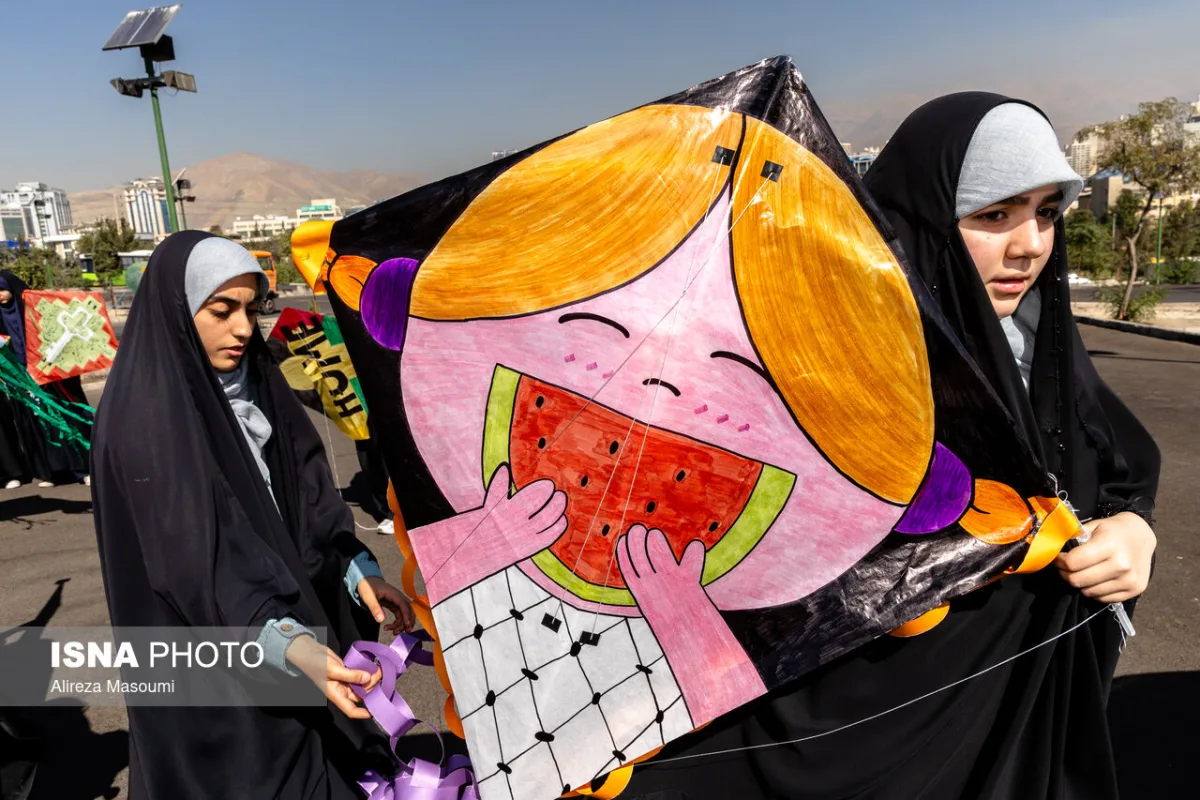 پرواز بادبادک ها به یاد کودکان میناب