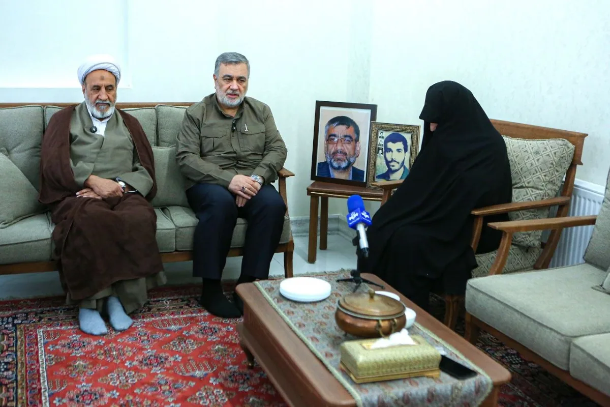 دیدار اعضای دفتر حفظ و نشر آثار رهبر شهید انقلاب با خانواده سرلشکر رضاییان