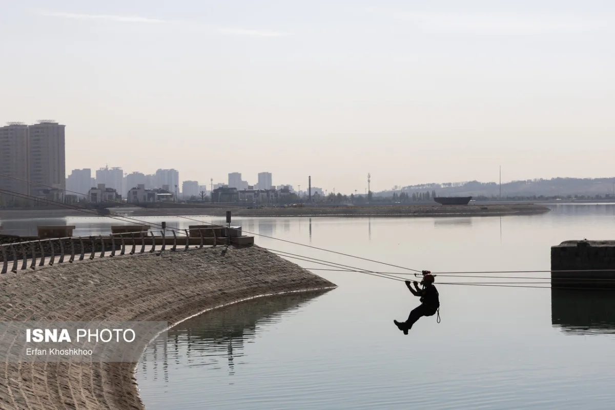 مانور سیل در دریاچه چیتگر تهران