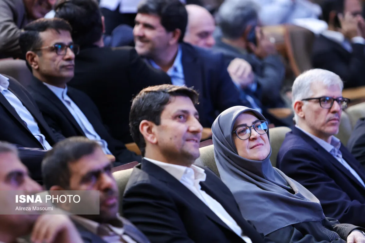 ستار هاشمی، وزیر ارتباطات و فنآوری اطلاعات و فاطمه مهاجرانی، سخنگوی دولت در مراسم افتتاحیه هفته جهانی فضا