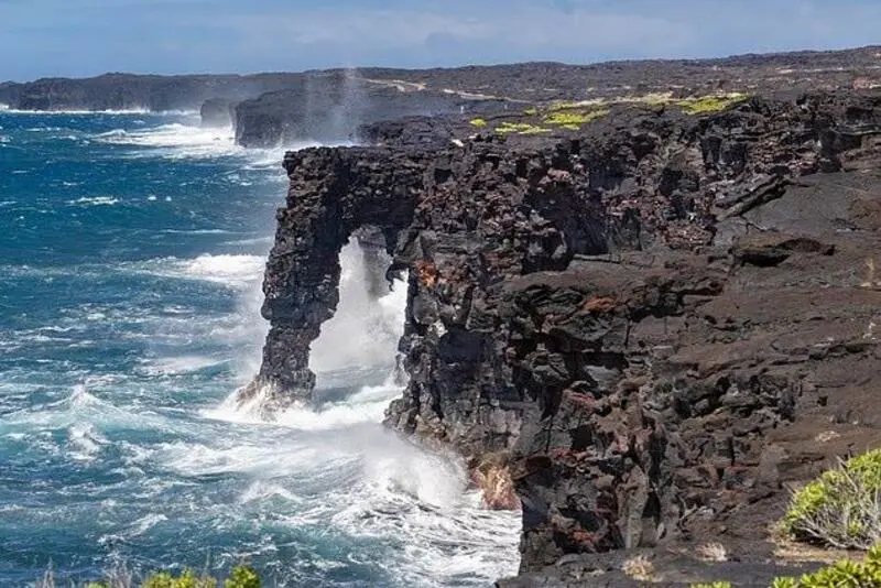 طاق سنگی در هاوایی (Hawaii) در میان امواج دریا