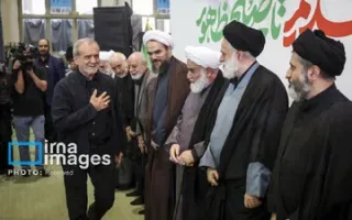 خوش آمد گویی فرزندان رهبر شهید به پزشکیان در مراسم چهلم رهبر شهید