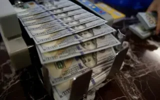 استراتژی تیم اقتصادی دولت برای کنترل نرخ دلار؛ هشدارهای کارشناسان