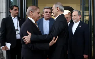 پزشکیان در دیدار با نخست‌وزیر پاکستان: ایران همچنان آمادگی دارد توافقی را که با تلاش دولت پاکستان حاصل شده است، اجرا کند / باور و اعتقاد ما بر این است که صلح و امنیت باید در سراسر منطقه برقرار شود / شهباز شریف: تلاطم‌ها و ناامنی‌های موجود نه‌تنها برای ملت