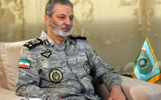 تصویر؛ شهید موسوی در دوران دانشجویی، کنار شهید ستاری