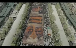 بنر منقش به تصویر چهار شهید در بین‌الحرمین؛ دو روحانی و دو نظامی که به دست آمریکا و اسرائیل ترور شدند؛ از رهبر شهید تا نایب رییس شهید حشد شعبی