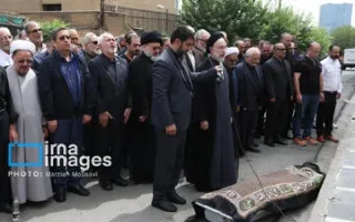 اقامه نماز بر پیکر ابوالقاسم قاسم زاده توسط سید محمد خاتمی/ ظریف و همتی هم بودند + عکس