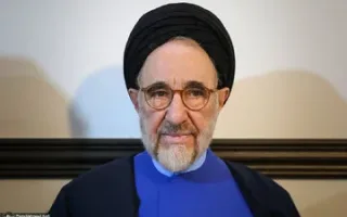 خوش و بش دو وزیر ارشاد در تشییع یک روزنامه نگار/ عکسی از محمد خاتمی و سیدعباس صالحی در مقابل روزنامه اطلاعات