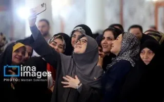 عکسی از سلفی همسر عراقچی، دختر پزشک و فاطمه مهاجرانی در نمایشگاه خیریه بانوان دیپلماتیک/ حضور لاله افتخاری نیز به چشم می‌خورد