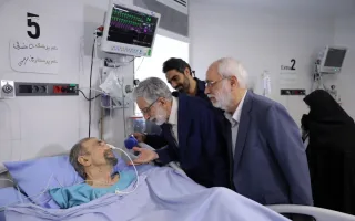 عیادت نمایندگان رهبر معظم انقلاب از سیدعلی موسوی گرمارودی