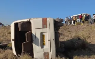 ۳۴ مصدوم و یک کشته در برخورد اتوبوس با مینی‌بوس