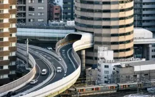 گذر بزرگراه از درون یک ساختمان در ژاپن / عکس