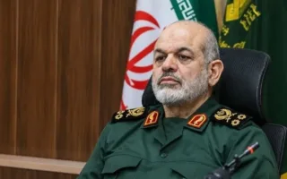 سرلشکر وحیدی: تداوم حضور آگاهانه در عرصه‌های حساس تنها راه پیروزی نهایی در جنگ است