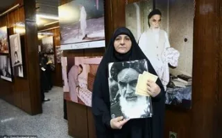 دیدار جمعی از فعالان زن عراقی با عروس امام خمینی/ تصویر خاص از زنان عراقی در کنار تصویر بنیانگذار انقلاب اسلامی