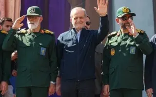 پزشکیان در مانور جان‌فدایان ایران/ عکس لبخند رئیس‌جمهور در کنار دو نفر از فرماندهان سپاه