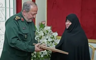 تصویری از اهدای لوح سپاس پزشکیان به همسر شهید شمخانی