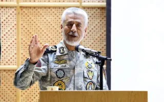 دریادار سیاری: دشمن شکست خورده و با آبروریزی باید منطقه را ترک کند