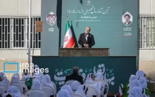 قاب‌هایی خاص از مسعود پزشکیان در مراسم شروع سال تحصیلی/ رئیس‌جمهور بر روی نیمکت مدرسه نشسته است + عکس‌ها