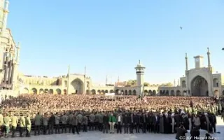 تصویری از نماز شبیری زنجانی بر پیکر حسینعلی منتظری