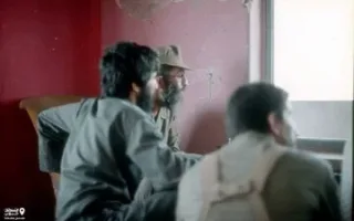 تصاویری کمتر دیده شده از حضور رهبر شهید انقلاب در مناطق جنگی؛ از گپ و گفت با نظامیان تا سخنرانی برای رزمندگان/ حسن روحانی هم بود