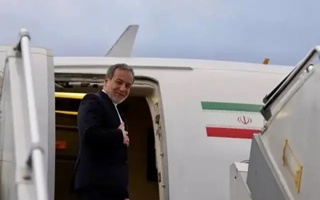 مجوز گفت وگو راچه  را چه کسی  به عراقچی داد؟
