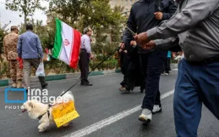 لحظات جالب رزمایش «جان‌فدایان» در کرج؛ از حضور عروس و دامادها تا نوشتن شعار بر روی کاغذ و نصب آن بر روی سگ؛ نتانیاهو همچون همین سگ به قلاده می‌کشد!