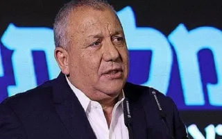 رقیب نتانیاهو: سرنگونی نظام ایران با حملات نظامی ممکن نیست