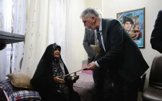 وزیر فرهنگ با خانواده شهید «احمد گریوانی» در بجنورد دیدار کرد