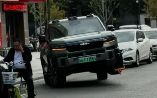 قفل چرخ در برابر نوآوری بی‌وای‌دی تاب نمی‌آورد؛ BYD Bao 8 به صورت سه‌چرخ حرکت کرد