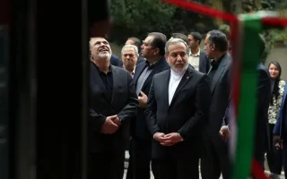 تصاویر؛ خنده‌های ظریف در کنار عراقچی در مراسم بزرگداشت کمال خرازی